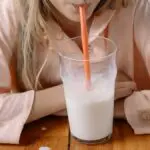 É bom sonhar com leite Descubra o significado!