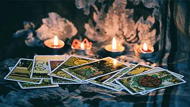 Descubra o significado do Louco no tarot inícios, aventuras e potencial