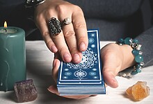 Tarot para iniciantes como escolher um baralho, embaralhar e fazer leitura