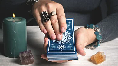 Tarot para iniciantes como escolher um baralho, embaralhar e fazer leitura