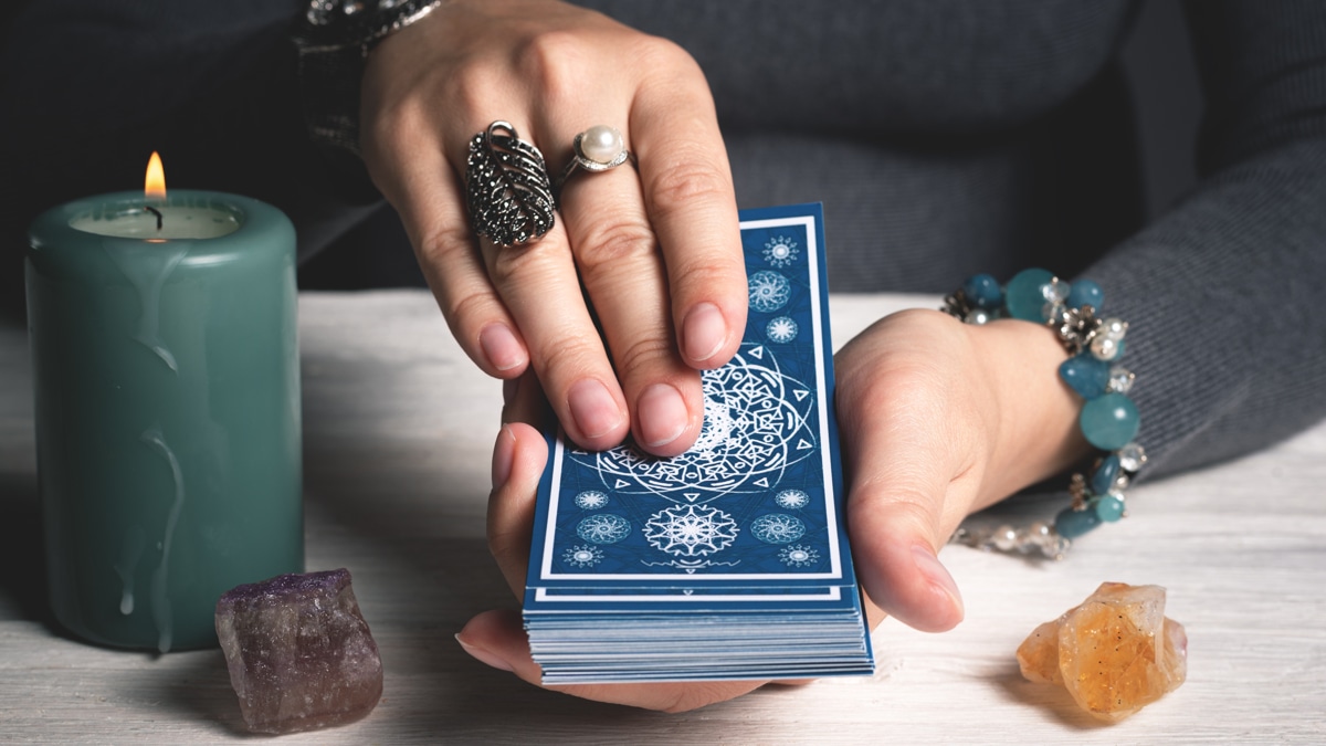 Tarot para iniciantes como escolher um baralho, embaralhar e fazer leitura