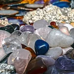 A pedra que limpa energia negativa descubra o poder dos cristais