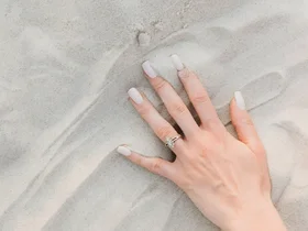 Anel diamante oval: por que esse formato valoriza tanto a mão