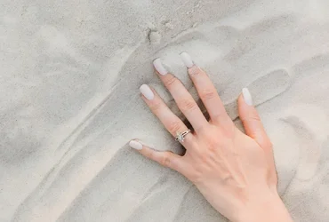 Anel diamante oval: por que esse formato valoriza tanto a mão