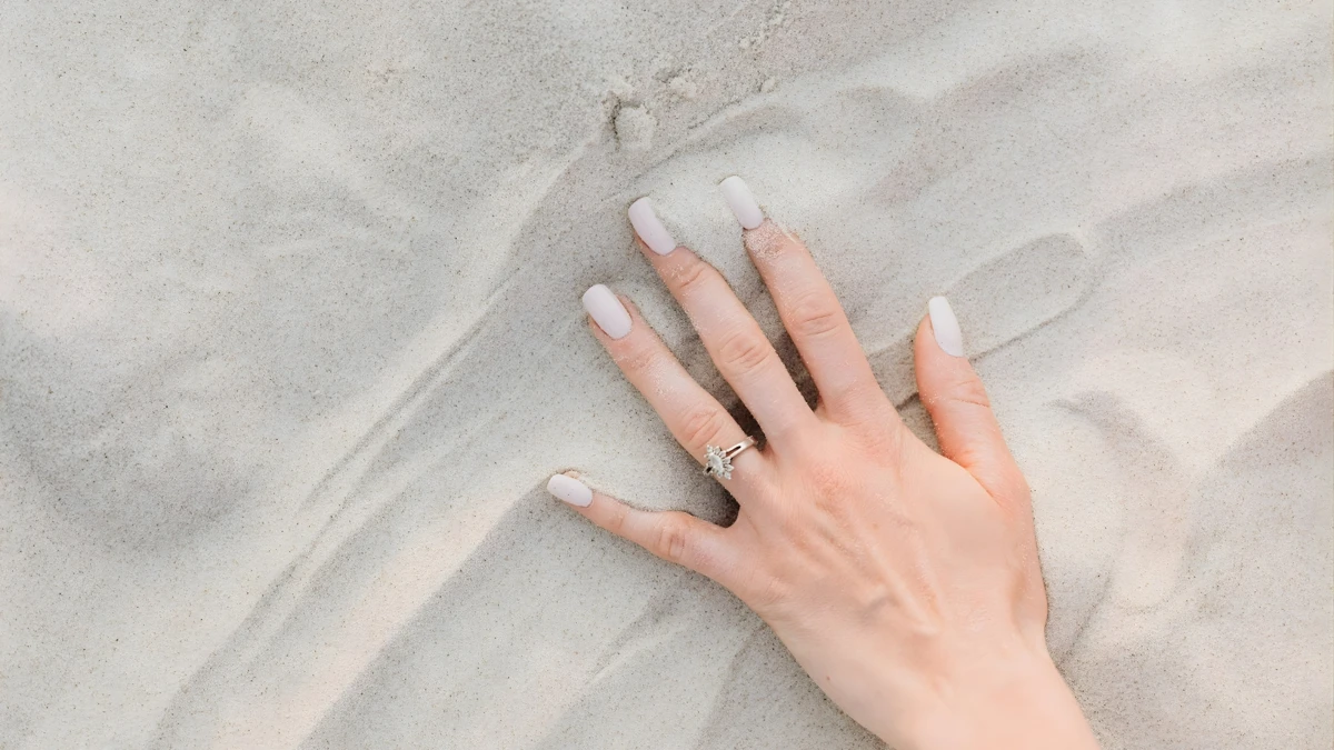 Anel diamante oval: por que esse formato valoriza tanto a mão