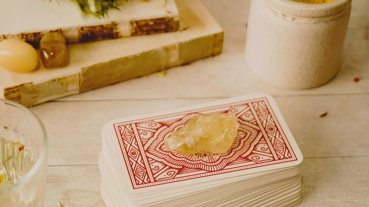 Descubra se o curso de tarot pode ser sua renda extra sem sair de casa